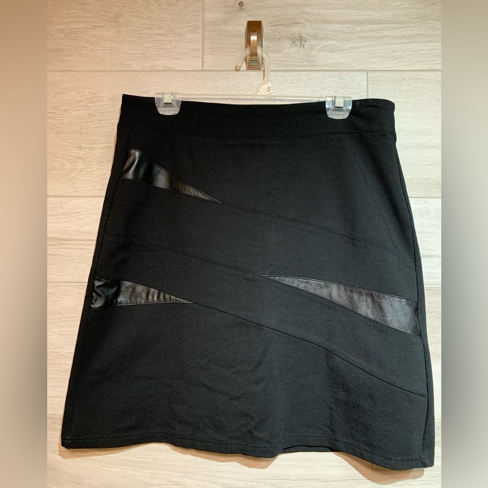 3/$30 Le Grenier black Skirt size medium
